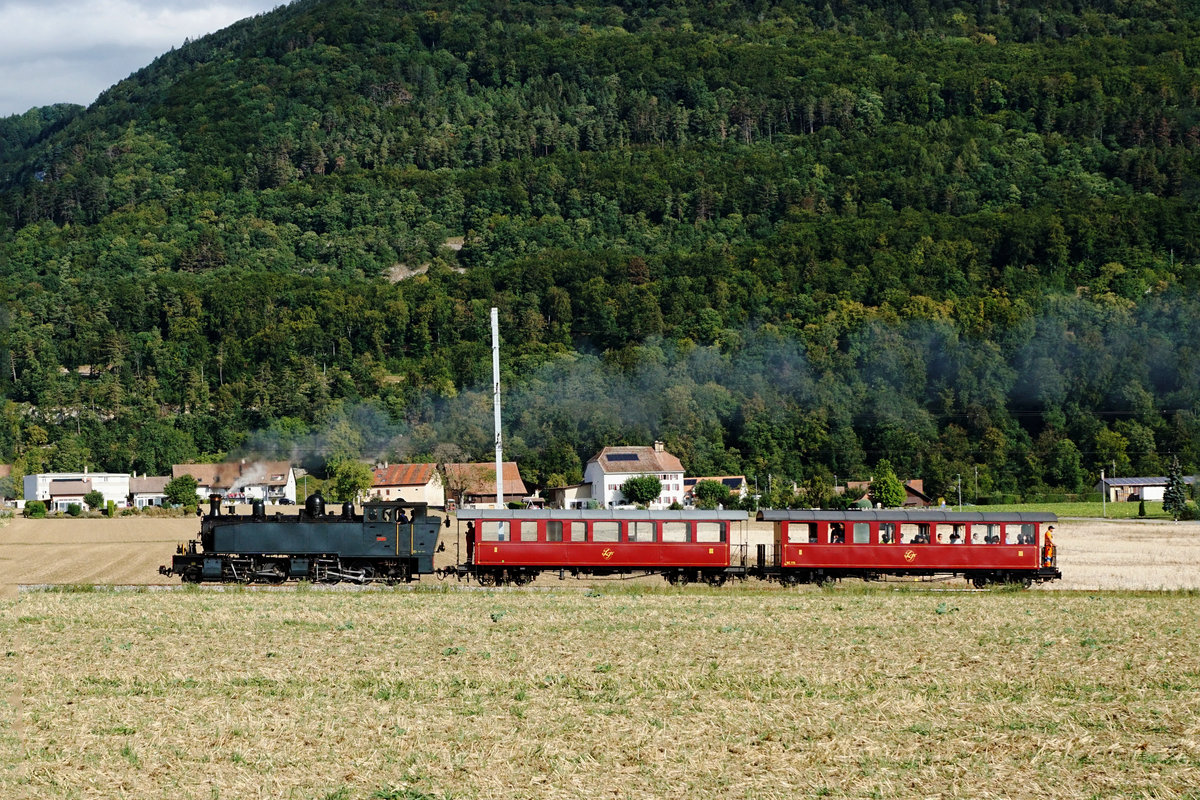 125 Jahre Yverdon-les-Bains-Ste-Croix
TRAVYS/YStC
LA TRACTION
Am 1. und 2. September 2018 feiert die Strecke Yverdon-les-Bains-Ste.Croix ihr 125. Jubiläum.
Zur Erinnerung an die ersten Betriebsjahre stehen an beiden Festtagen Dampfzüge für Sonderfahrten im Einsatz.
Am 29. August 2018 fand die Probefahrt mit der G 2/3 + 3/3 E 206 und den BC 74 und BC 75 zwischen Yverdon-les-Bains und Ste-Croix statt.
Foto:  Walter Ruetsch  