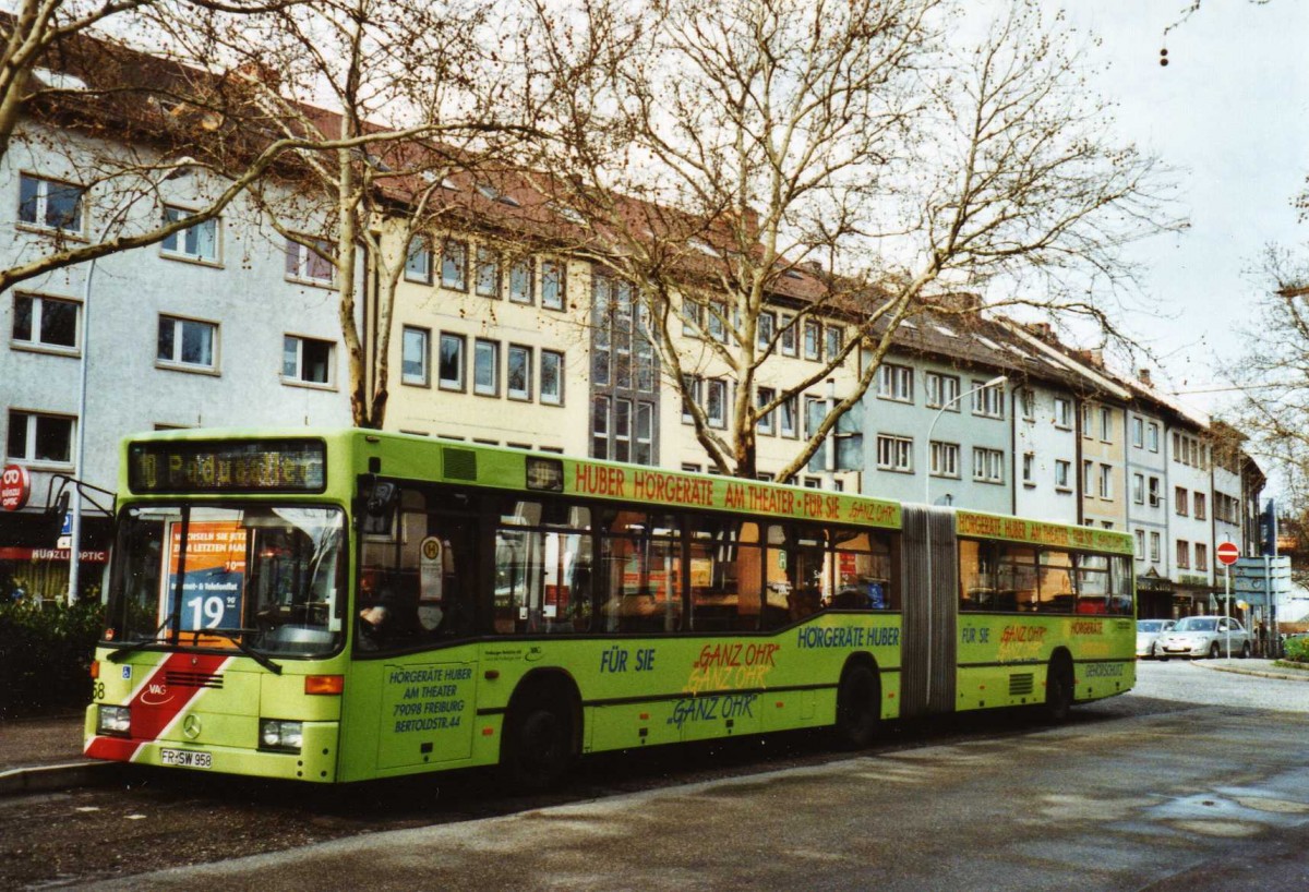 (125'309) - VAG Freiburg - Nr. 958/FR-SW 958 - Mercedes am 3. April 2010 in Freiburg, Siegesdenkmal