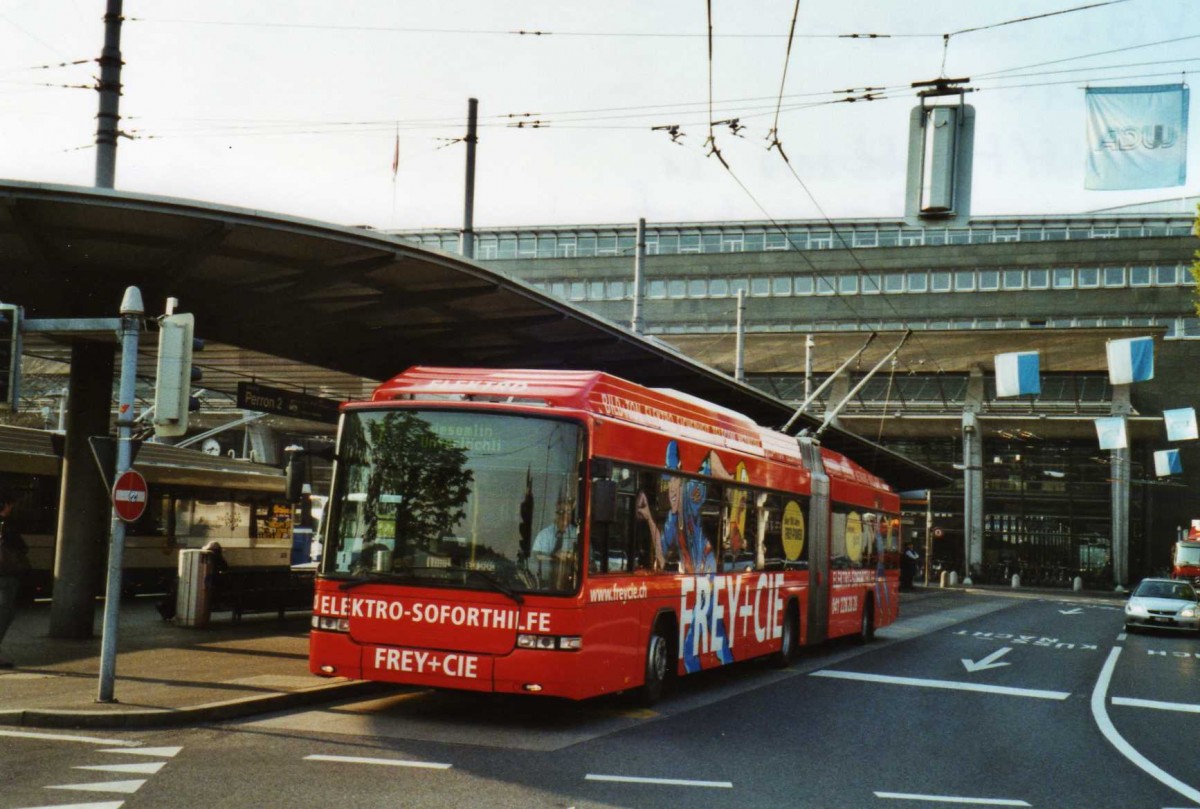 (125'606) - VBL Luzern - Nr. 210 - Hess/Hess Gelenktrolleybus am 24. April 2010 beim Bahnhof Luzern