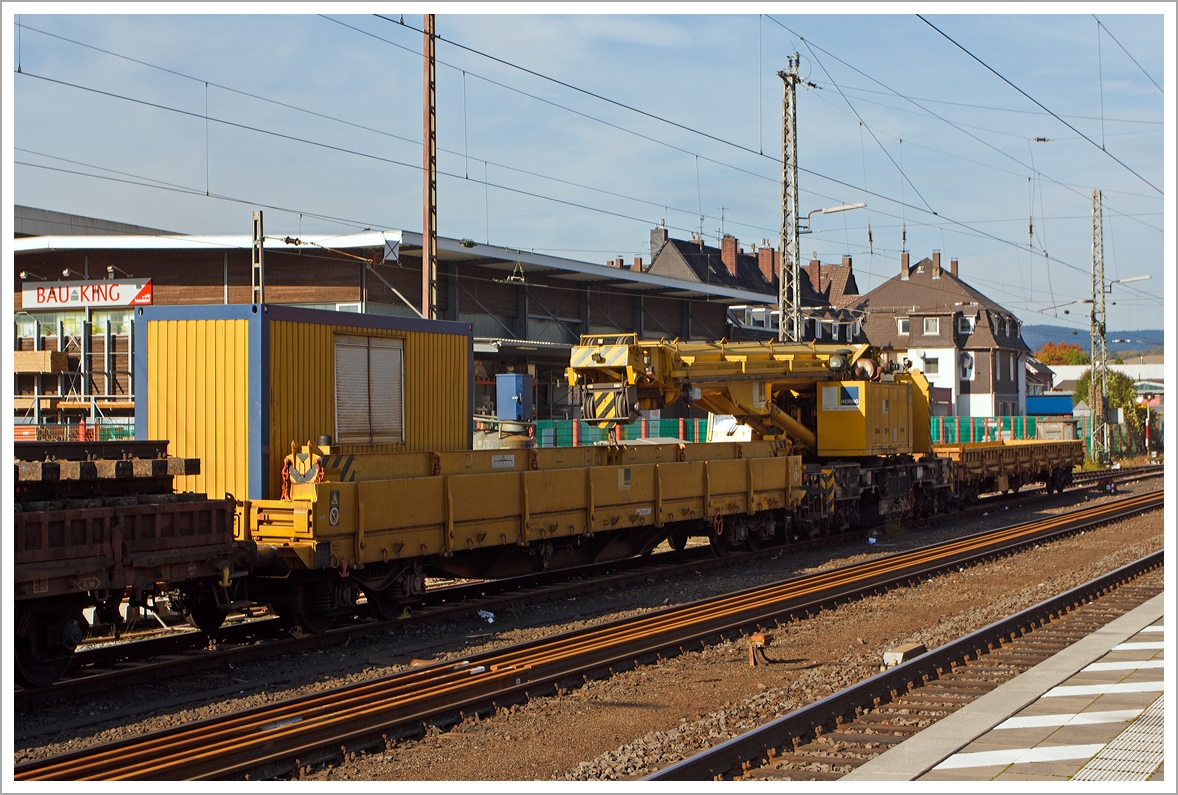 125t - KIROW Gleisbauschienenkran KRC 810 T der Hering Bau (Burbach), Schweres Nebenfahrzeug Nr. 97 82 53 508 19-3, abgestellt am 19.10.2013 in Siegen-Geisweid.  Vor und hinter dem Kran die Schutzwagen der Gattung Res, vorne 80 80 3948 004-7 D-HGUI und hinten 80 80 3948 005-4 D-HGUI.

Der 125-t-Eisenbahndrehkran wird fr den Aus-und Einbau von schweren Betonweichen, Gleisjochen und Hilfsbrcken sowie fr die Montage von Ingenieurbauwerken eingesetzt. Bei Havarien auf Bahnstrecken leistet er schnelle Hilfe zum Bergen schwerer Lasten. 

Technische Daten
Eigengewicht: 128 t
Lnge ber Puffer: 13.000 mm
Achsanzahl: 8 
Drehzapfenabstand: 8.000 mm
Drehzapfenabstand  im Drehgestell 1 und 2: 2.300 mm
Achsabstand in den Einzeldrehgestellen:  1.100mm
Ergebene Achsabstnde in m: 1,1 / 1,2 / 1,1/ 4,6 / 1,1 / 1,2 / 1,1
Achsfolge: 1'A'1A'A1'A1' 
Achslast: 16,0 t
Motorleistung: 235 kW
Fahrgeschwindigkeit im Zugverband: 120 km/h
Fahrgeschwindigkeit mit Eigenantrieb: 20 km/h
 zul. Anhngelast: 80 t 
Zugelassen als Schwerwagen fr Streckenklasse:  CS 05 
kleinster befahrbarer Radius: 90 m

Tragfhigkeiten:
bei 0,00 m Ausladung vor Puffer, mit Schwerlastausrstung: 125 t
bei 2,80 m Ausladung vor Puffer,  30, abgesttzt: 90 t
bei 2,80 m Ausladung vor Puffer,  20, freistehend: 46 t