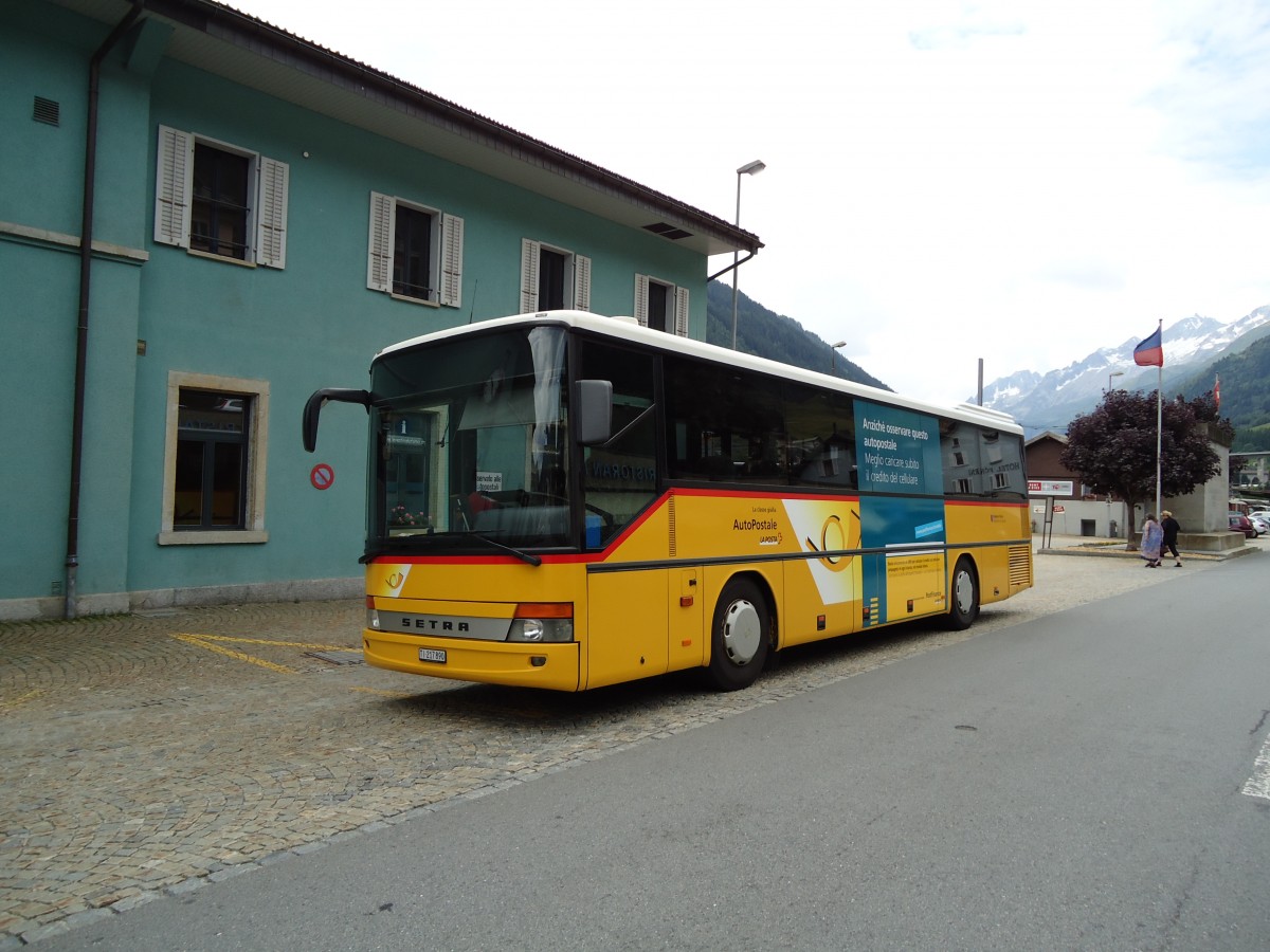 (127'570) - Marchetti, Airolo - Nr. 3/TI 217'890 - Setra am 4. Juli 2010 beim Bahnhof Airolo