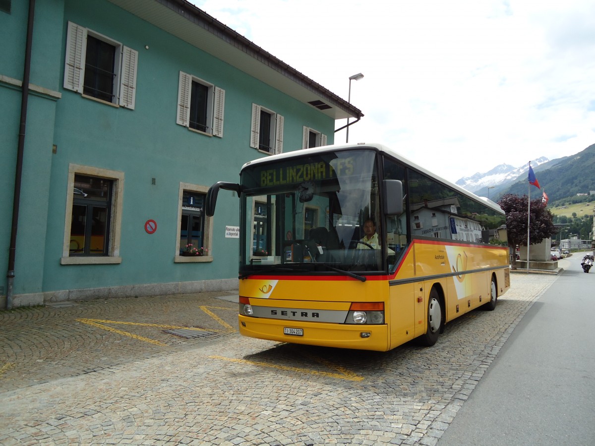 (127'581) - Marchetti, Airolo - Nr. 1/TI 304'207 - Setra am 4. Juli 2010 beim Bahnhof Airolo