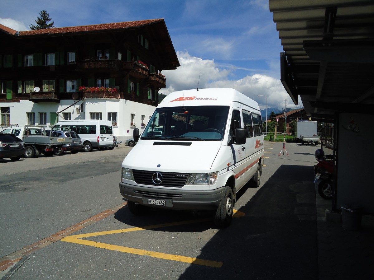 (128'041) - AZS Zweisimmen - Nr. 4/BE 634'482 - Mercedes am 25. Juli 2010 beim Bahnhof Zweisimmen