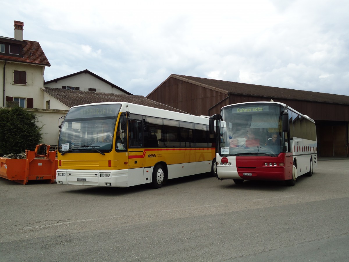 (128'087) - Wieland, Murten - Nr. 19/FR 300'587 - Den Oudsten + Nr. 29/FR 300'599 - Neoplan (ex Mark, Andeer; ex P 25'166; ex Mark, Andeer) am 26. Juli 2010 in Sugiez, prov. Haltestelle