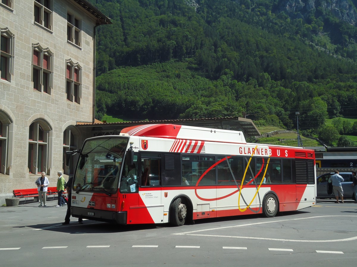 (128'257) - Niederer, Filzbach - Nr. 11/GL 46 - Van Hool am 7. August 2010 beim Bahnhof Glarus