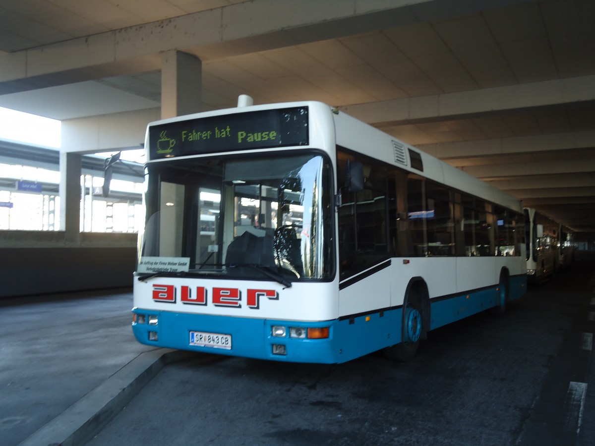 (128'541) - Auer, Steyr - SR 843 CB - Volvo am 10. August 2010 beim Bahnhof Linz