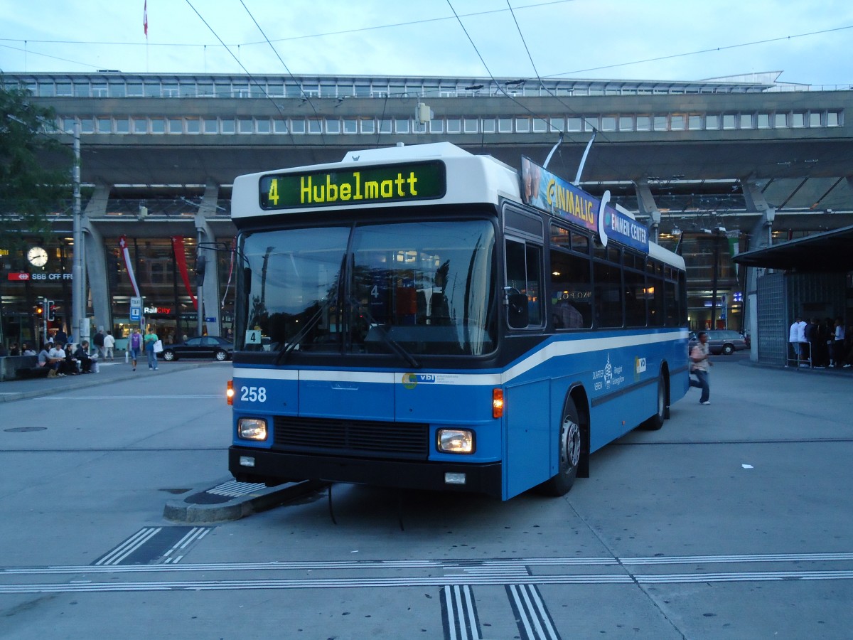 (128'750) - VBL Luzern - Nr. 258 - NAW/R&J-Hess Trolleybus am 13. August 2010 beim Bahnhof Luzern