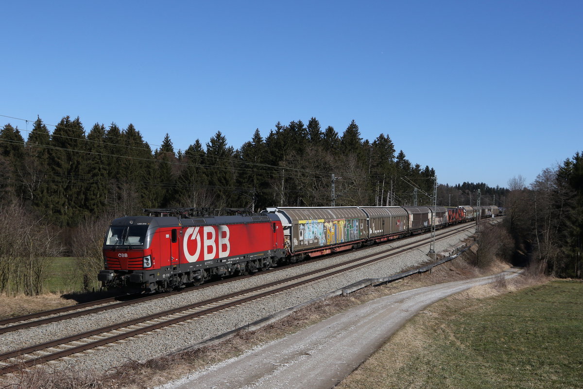 1293 014 mit Schiebewandwagen aus Salzburg kommend am 1. Mrz 2021 bei Grabensttt.