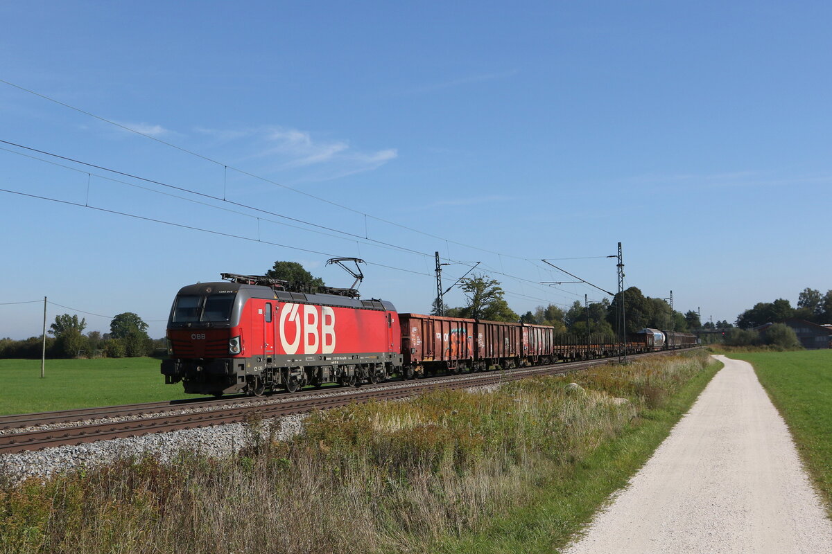 1293 015 mit einem gemischten Gterzug aus Salzburg kommend am 11. Oktober 2021 bei bersee am Chiemsee.