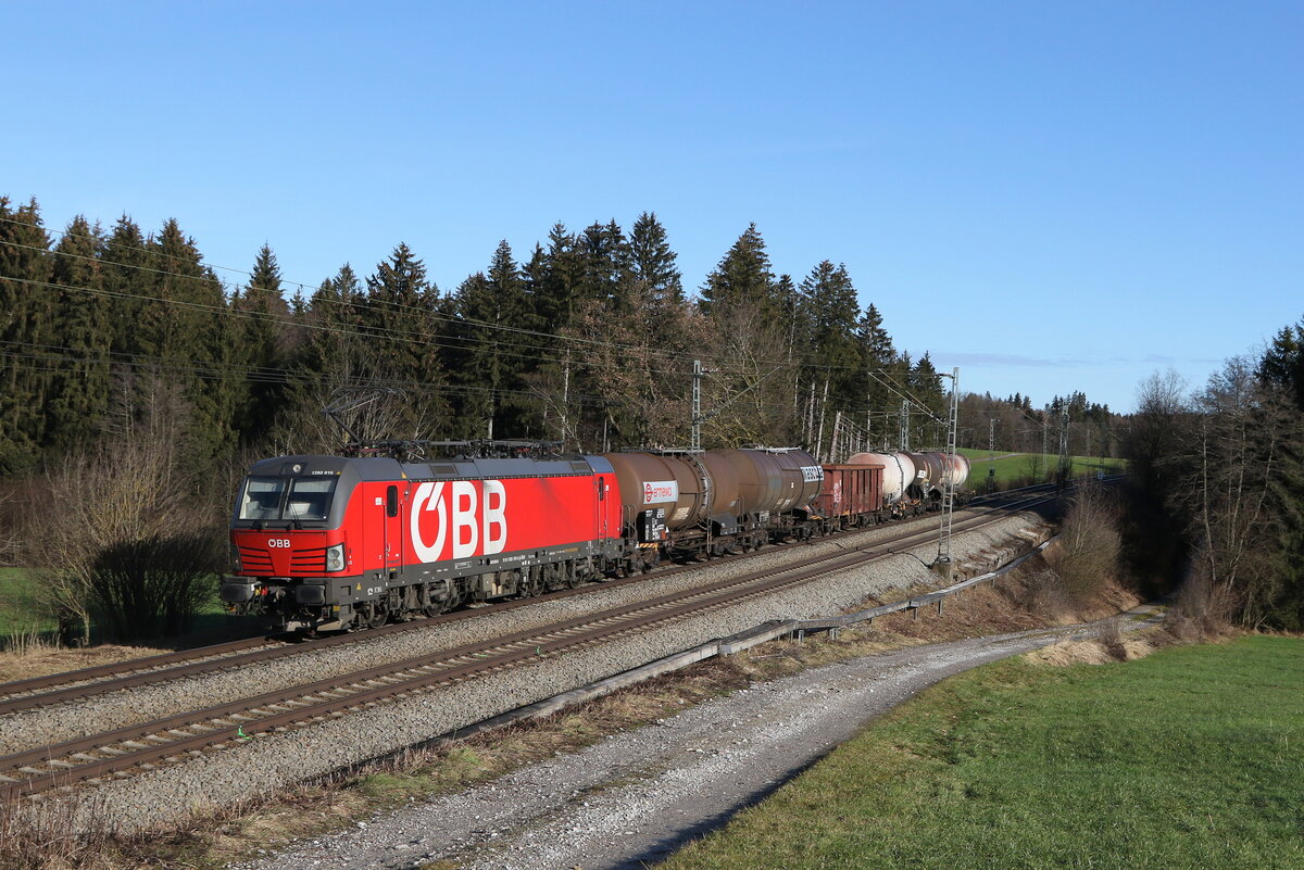 1293 015 mit einem gemischten Gterzug aus Salzburg kommend am 30. Dezember 2022 bei Grabensttt im Chiemgau.