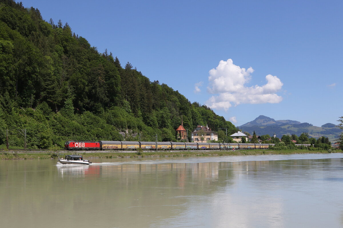 1293 084 war am 14. Mai 2024 mit einem Autozug bei Kiefersfelden in Richtung Kufstein unterwegs.