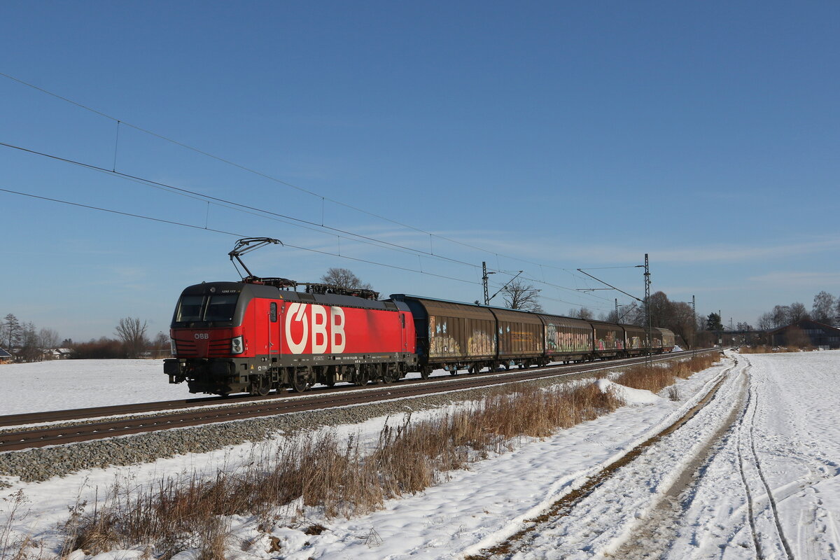 1293 177 aus Salzburg kommend am 24. Januar 2022 bei bersee am Chiemsee.