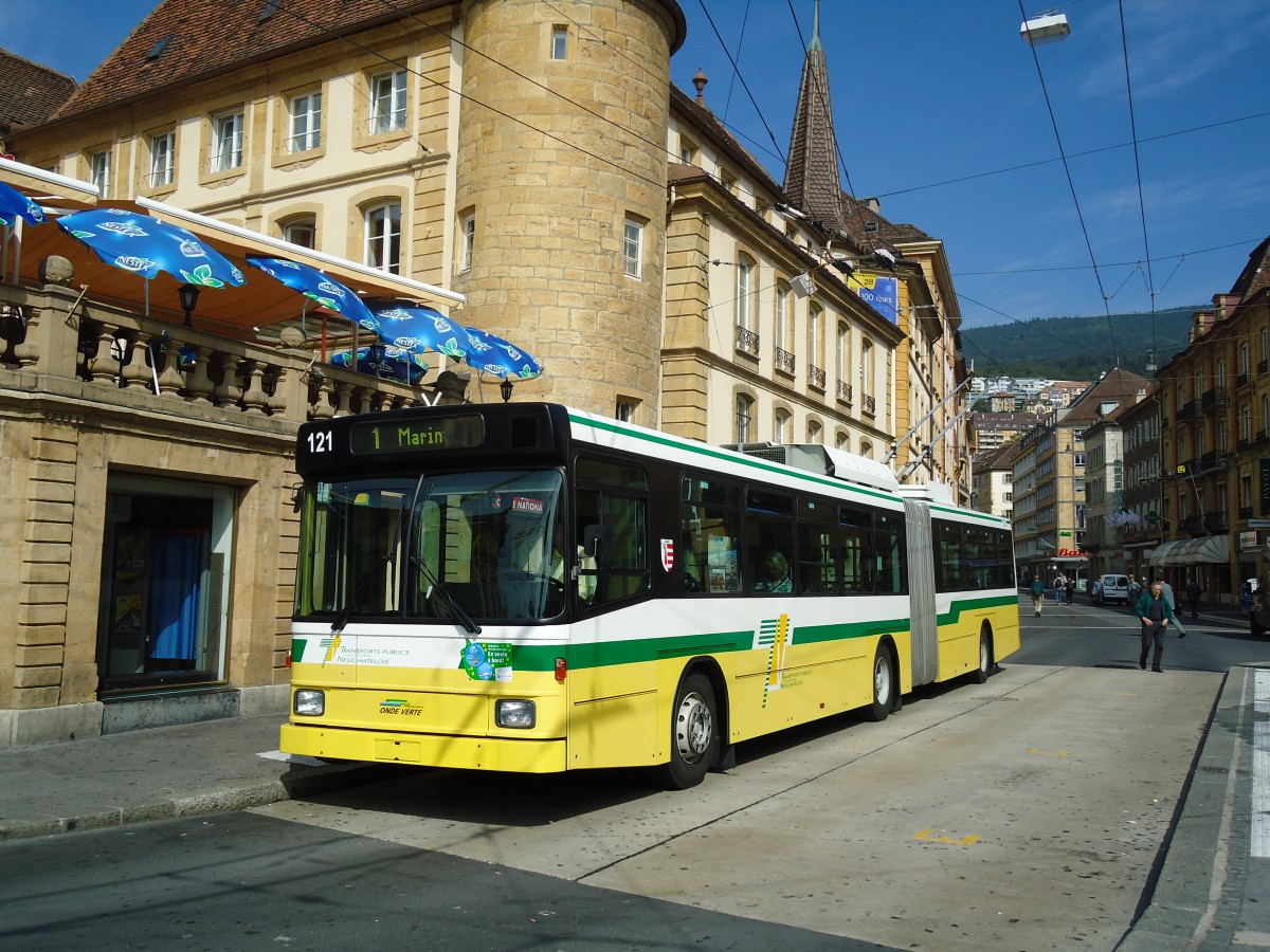 (129'547) - TN Neuchtel - Nr. 121 - NAW/Hess Gelenktrolleybus am 6. September 2010 in Neuchtel, Place Pury