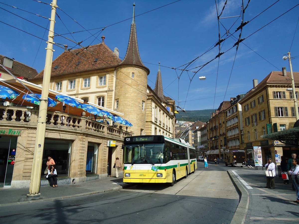 (129'548) - TN Neuchtel - Nr. 121 - NAW/Hess Gelenktrolleybus am 6. September 2010 in Neuchtel, Place Pury