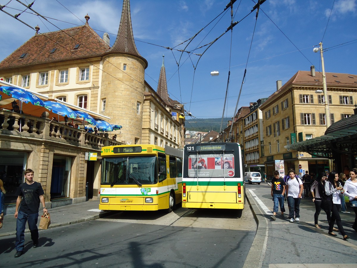 (129'573) - TN Neuchtel - Nr. 101 + 121 - NAW/Hess Gelenktrolleybusse am 6. September 2010 in Neuchtel, Place Pury