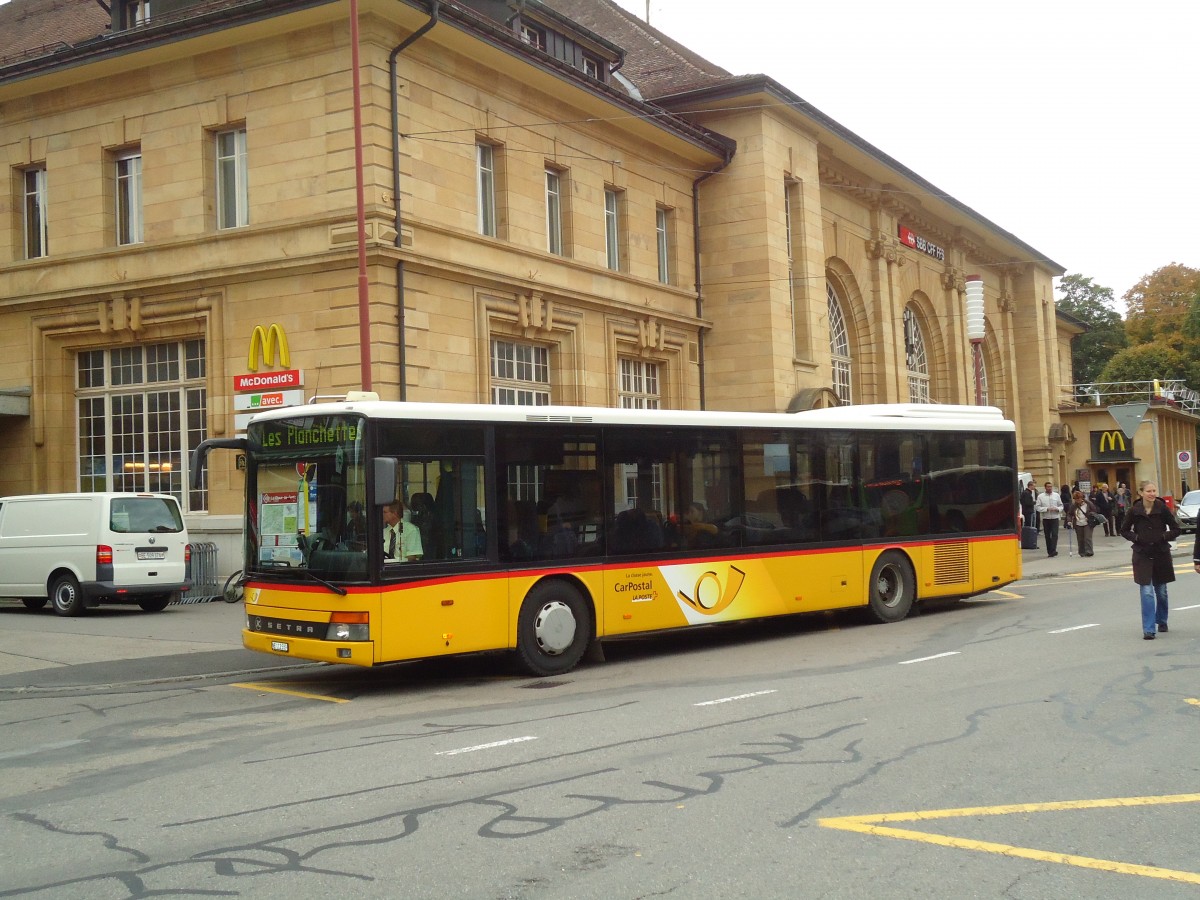 (130'154) - CarPostal Ouest - NE 112'589 - Setra (ex P 25'647) am 4. Oktober 2010 beim Bahnhof La Chaux-de-Fonds