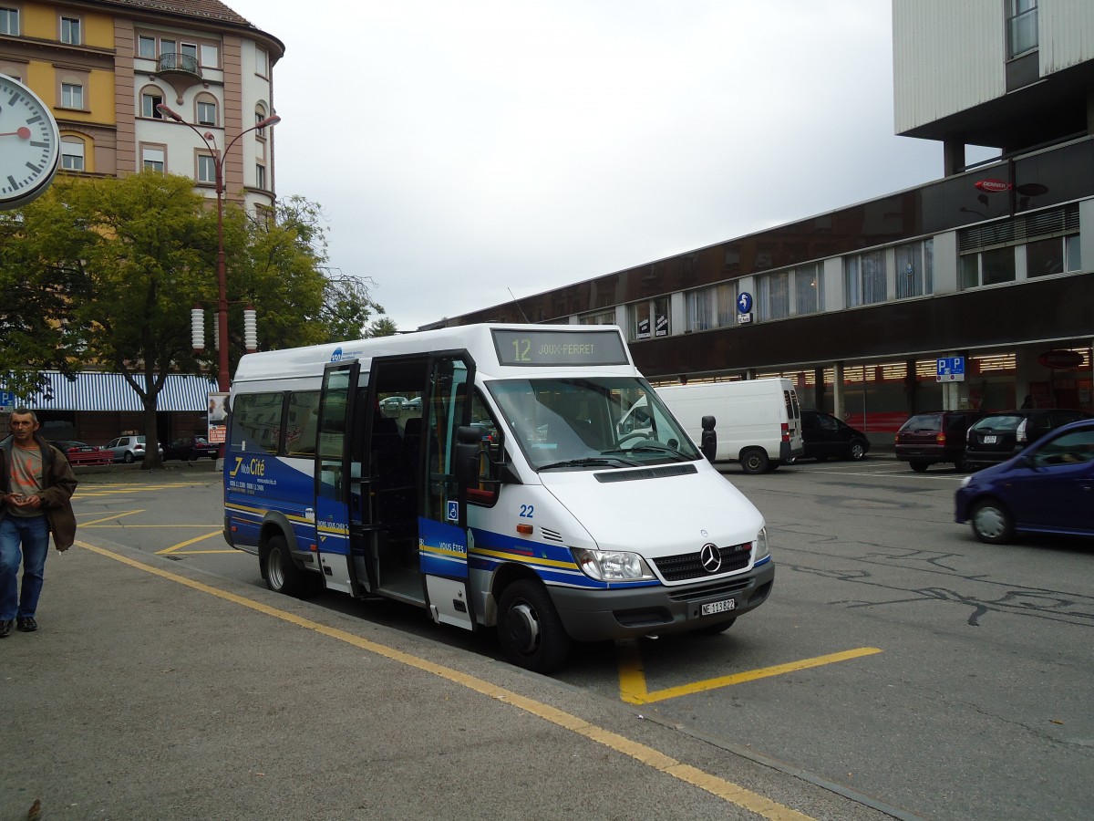 (130'187) - MobiCit, La Chaux-de-Fonds - Nr. 22/NE 113'822 - Mercedes am 4. Oktober 2010 beim Bahnhof La Chaux-de-Fonds