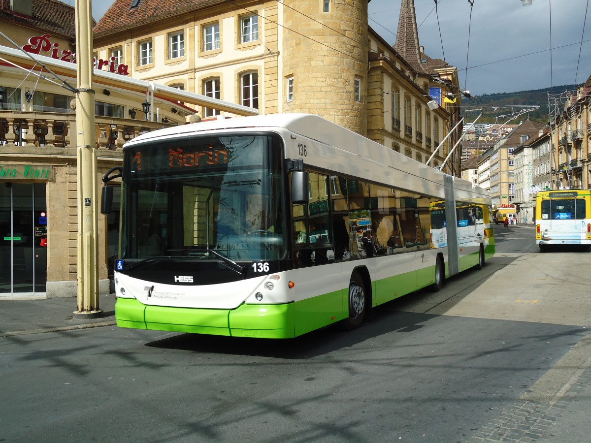 (130'215) - TN Neuchtel - Nr. 136 - Hess/Hess Gelenktrolleybus am 4. Oktober 2010 in Neuchtel, Place Pury