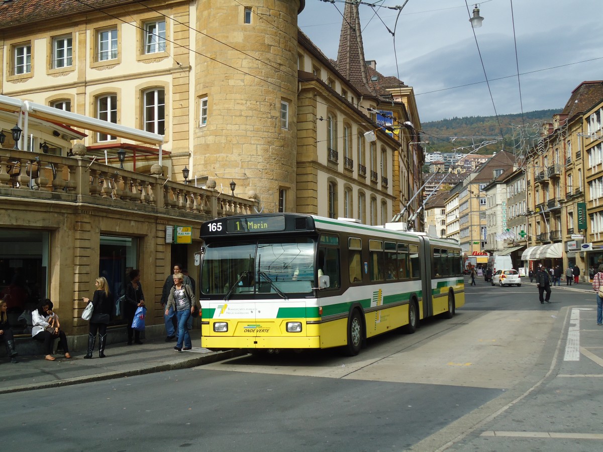 (130'224) - TN Neuchtel - Nr. 165 - FBW/Hess Gelenktrolleybus am 4. Oktober 2010 in Neuchtel, Place Pury