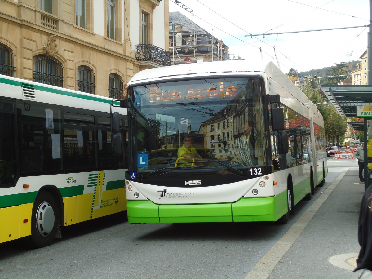 (130'233) - TN Neuchtel - Nr. 132 - Hess/Hess Gelenktrolleybus am 4. Oktober 2010 in Neuchtel, Place Pury