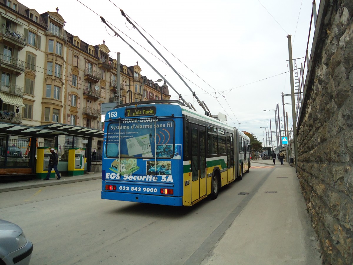 (130'266) - TN Neuchtel - Nr. 163 - FBW/Hess Gelenktrolleybus am 4. Oktober 2010 beim Bahnhof Neuchtel