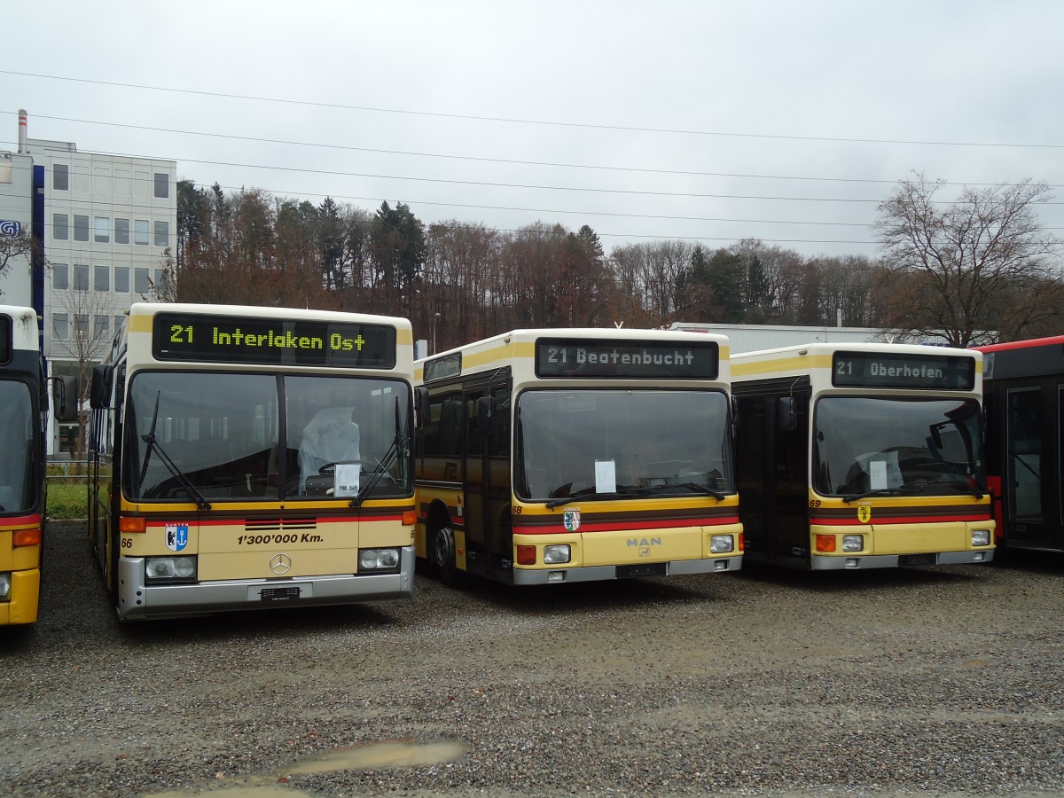 (131'019) - STI Thun - Nr. 66 - Mercedes + Nr. 68 + 69 - MAN am 17. November 2010 in Kloten, EvoBus