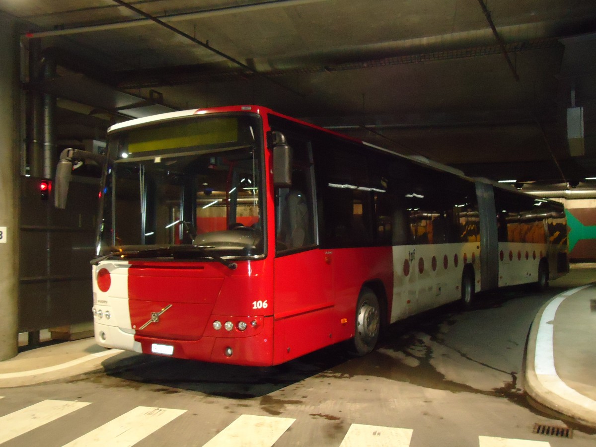 (131'093) - TPF Fribourg - Nr. 106/FR 300'270 - Volvo am 26. November 2010 in Fribourg, Busbahnhof