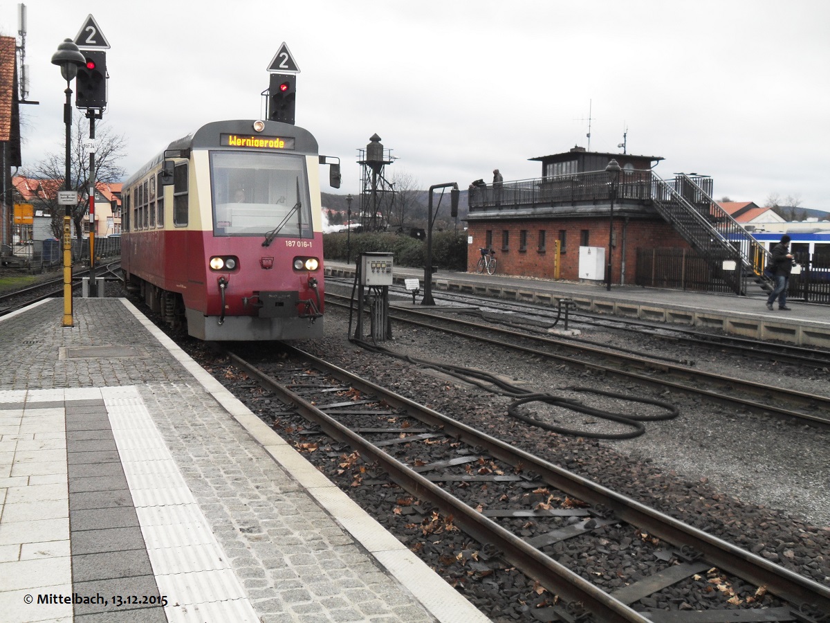 13.12.2015. Einfahrt des aus Eisfelder Talm�hle kommenden Triebwagen in Wernigerode. Wenige Minuten sp�ter kam 99 7247-2 von der Einsatzstelle r�ber an unseren Zug gefahren.