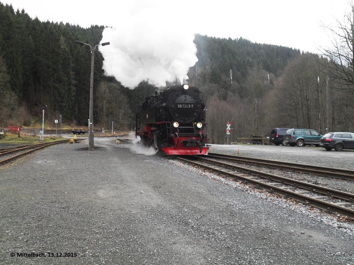 13.12.2015. Nach dem Wassernehmen umf�hrt 99 7243-1 in Eisfelder Talm�hle den Zug um ihn wieder nach Drei-Annen-Hohne zu bringen wo ihn wieder die vom Brocken kommende Lok �bernehmen wird und weiter nach Wernigerode bringt.