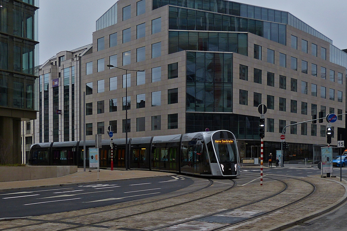 13.12.2020.  Erster Tag der Personenbefrderung der Straenbahn in der Stadt Luxemburg.  
Eine Straenbahn kommt aus der Avenue Emile Reuter berquert den Boulvard Royal und nhert sich dann der Haltestelle „Hamilius“.  
Diese ist eine der Umsteige Haltestelle wo man auf verschiedene Buslinien umsteigen kann  welche die Randgebiete der Stadt Luxemburg bedienen   