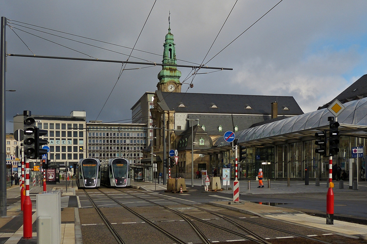 13.12.2020.  Erster Tag der Personenbeförderung der Straßenbahn in der Stadt Luxemburg. 
2 Straßenbahnfahrzeuge stehen am Halt „Gare Central“ in der Stadt Luxemburg.
