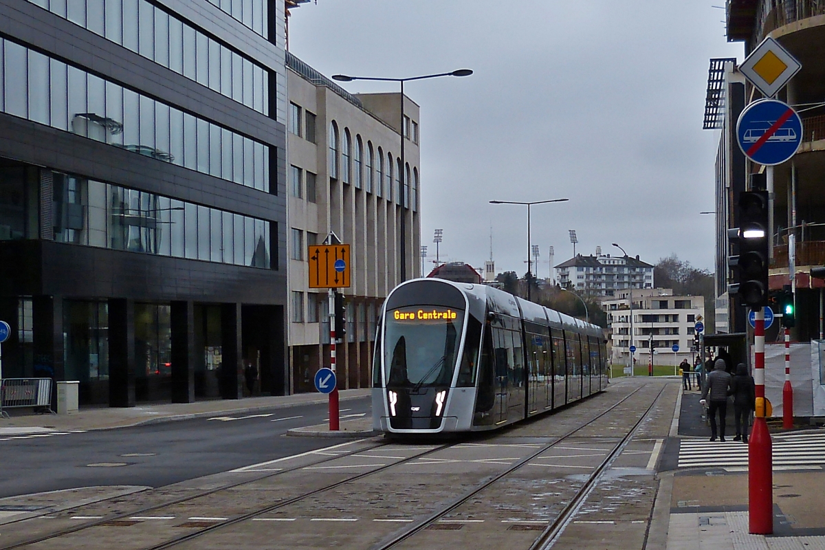 13.12.2020. Erster Tag der Personenbefrderung der Straenbahn in der Stadt Luxemburg. 
Die Tram hat den neuen Streckenabschnitt ab der „ Streplaz“ in Richtung Hauptbahnhof Luxemburg soeben in Angriff genommen