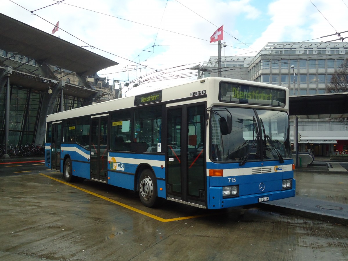 (131'400) - VBL Luzern - Nr. 715/LU 15'596 - Mercedes (ex Nr. 559; ex Gowa, Luzern Nr. 59) am 8. Dezember 2010 beim Bahnhof Luzern