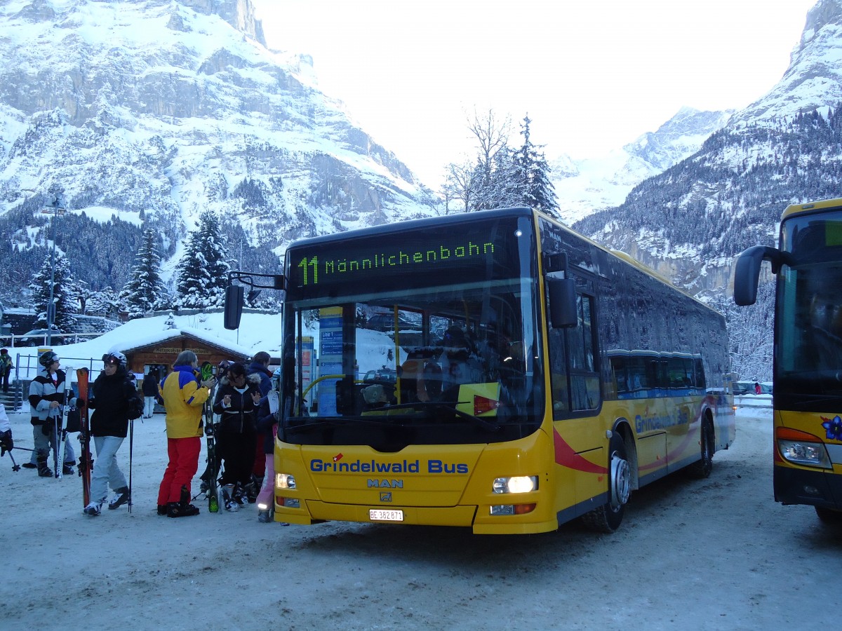 (131'862) - AVG Grindelwald - Nr. 18/BE 382'871 - MAN/Gppel am 31. Dezember 2010 beim Bahnhof Grindelwald