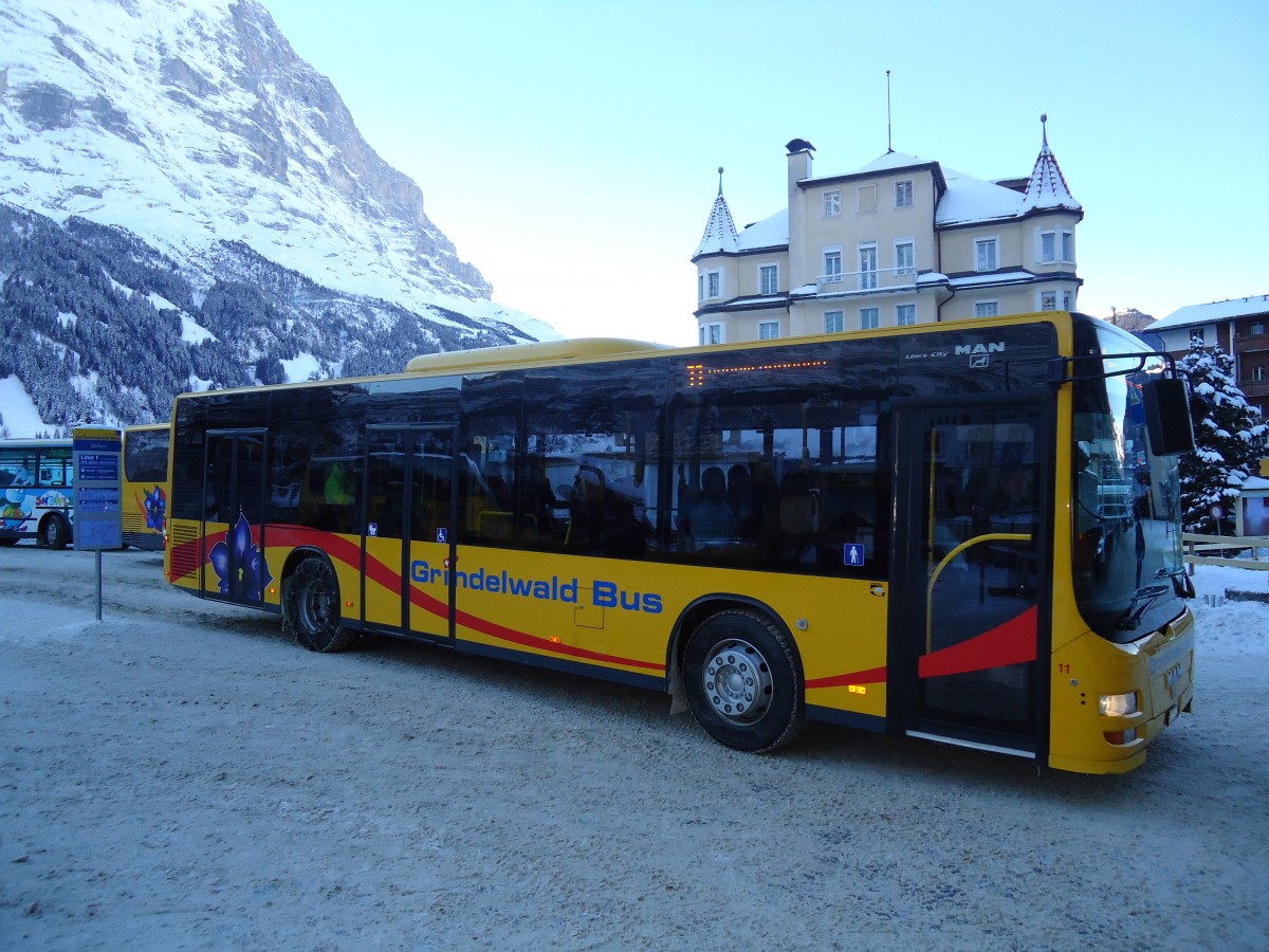 (131'874) - AVG Grindelwald - Nr. 11/BE 261'865 - MAN/Gppel am 31. Dezember 2010 beim Bahnhof Grindelwald