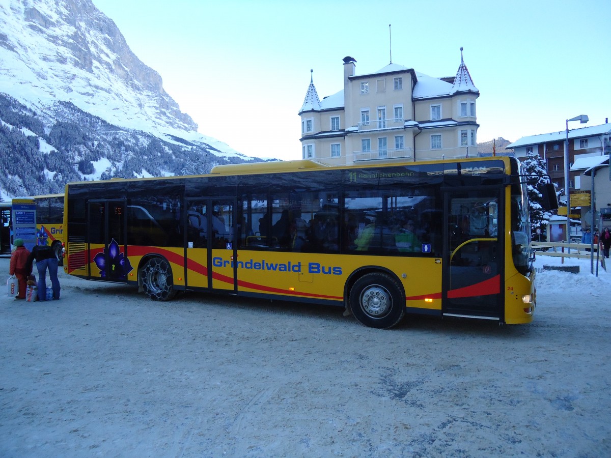 (131'878) - AVG Grindelwald - Nr. 24/BE 364'408 - MAN/Gppel am 31. Dezember 2010 beim Bahnhof Grindelwald