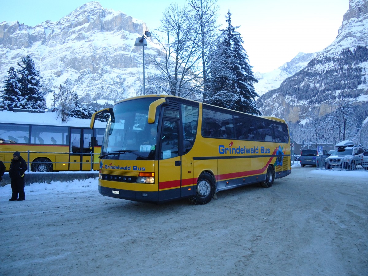 (131'880) - AVG Grindelwald - Nr. 22/BE 92'977 - Setra (ex Porsche, D-Biederitz) am 31. Dezember 2010 beim Bahnhof Grindelwald