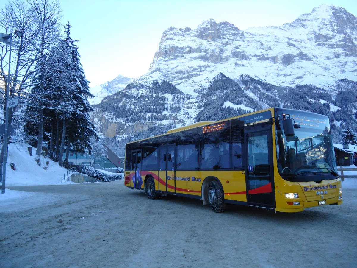 (131'903) - AVG Grindelwald - Nr. 13/BE 407'170 - MAN/Gppel am 31. Dezember 2010 beim Bahnhof Grindelwald