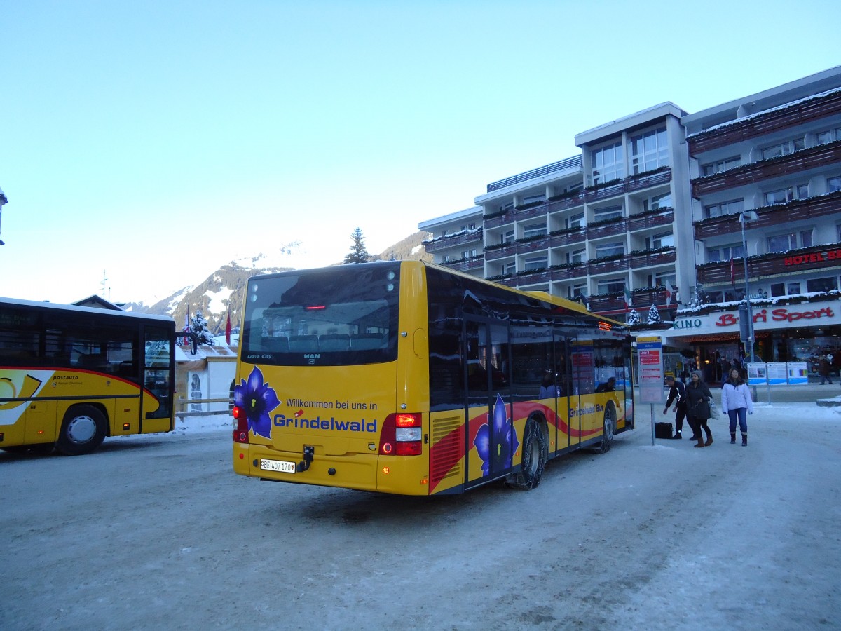 (131'904) - AVG Grindelwald - Nr. 13/BE 407'170 - MAN/Gppel am 31. Dezember 2010 beim Bahnhof Grindelwald