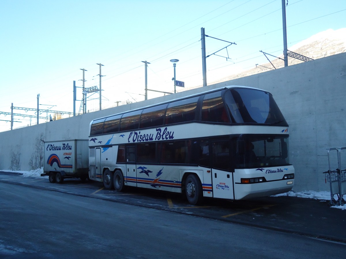 (131'927) - L'Oiseau Bleu, Sierre - VS 56'670 - Neoplan am 2. Januar 2011 beim Bahnhof Visp