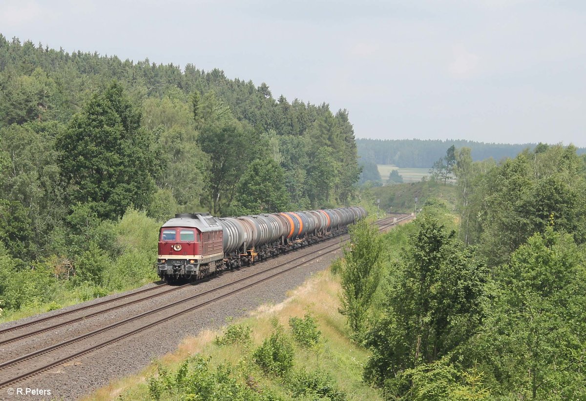 132 004 zieht kurz vor Marktredwitz einen Kesselwagenzug fürs Tanklager in Marktredwitz. 23.06.17