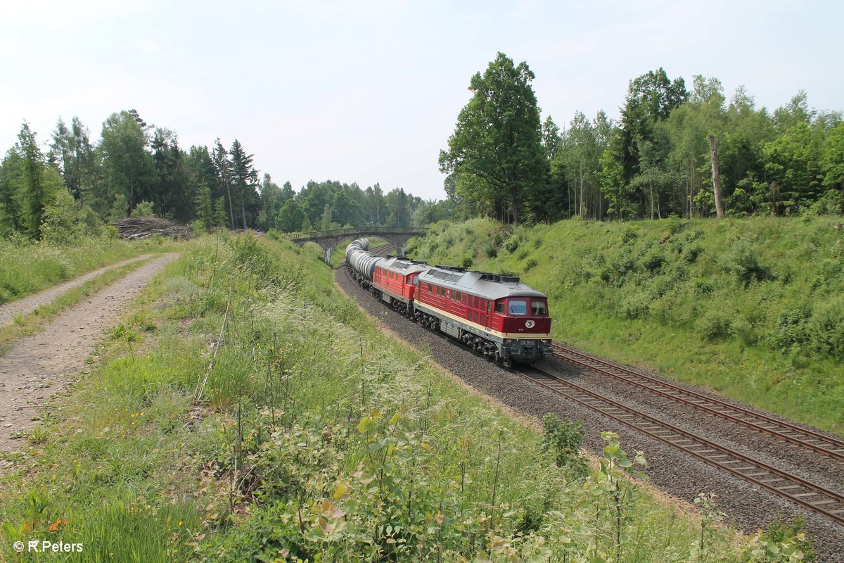 132 109 und 232 239 mit dem Kesselzug Vohburg nach Bitterfeld bei Schönfeld. 02.06.17