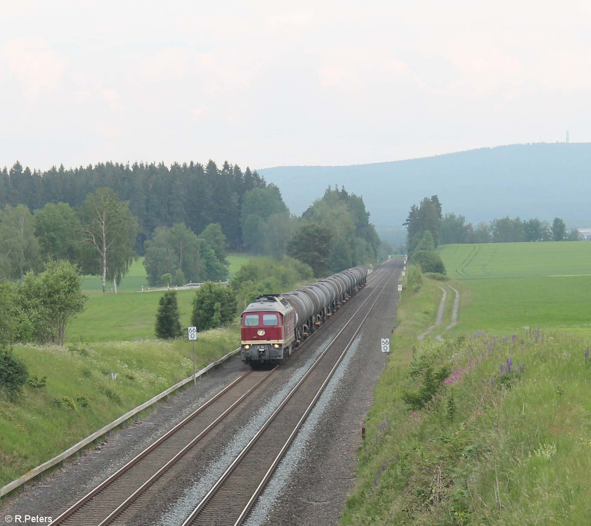 132 158 zieht bei Neudes den Kesselzug Bitterfeld - Neustadt/Donau. 16.06.20