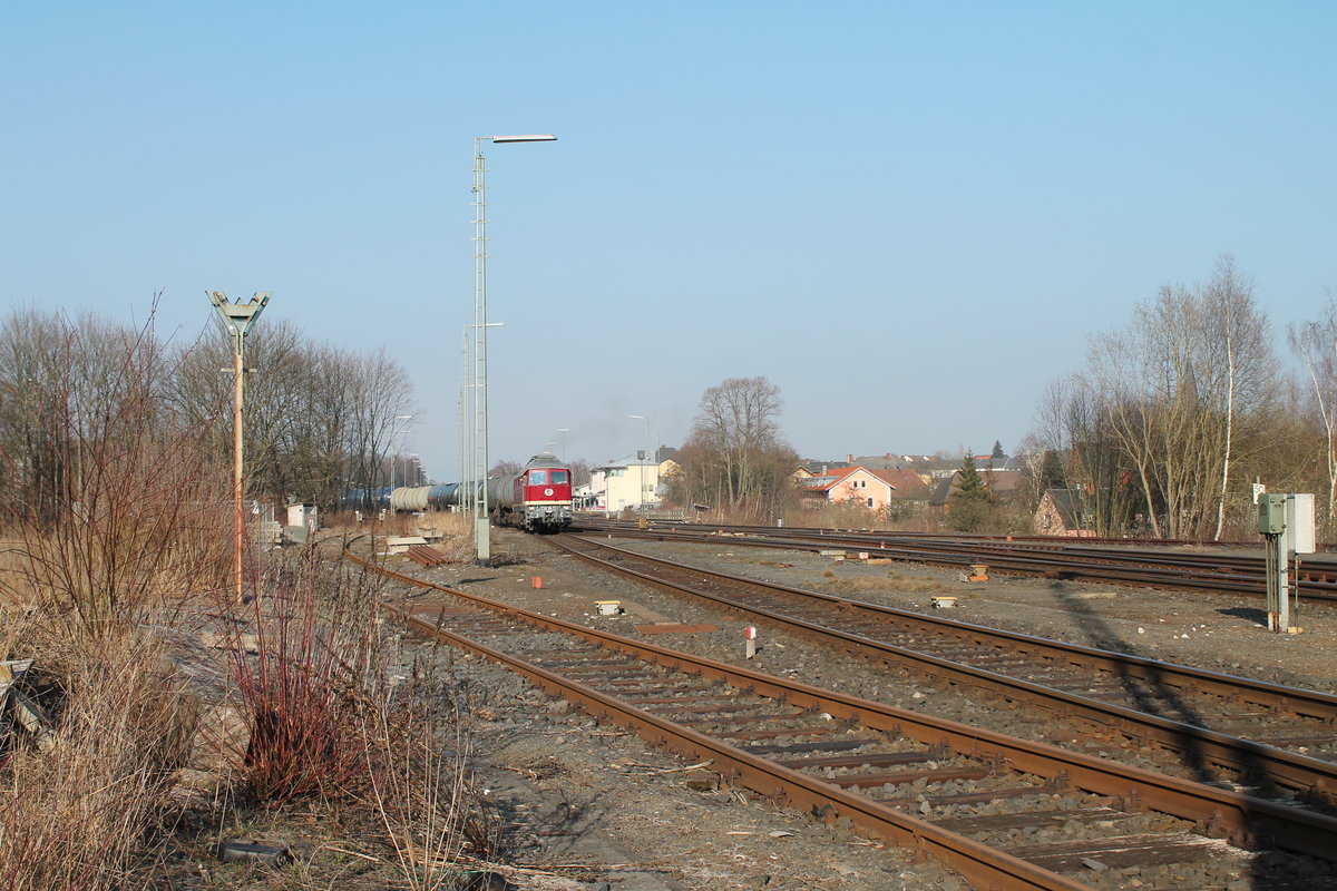 132 158 zieht nun beide Kesselzugteile aus dem Tanklager heraus in Marktredwitz. 18.03.16