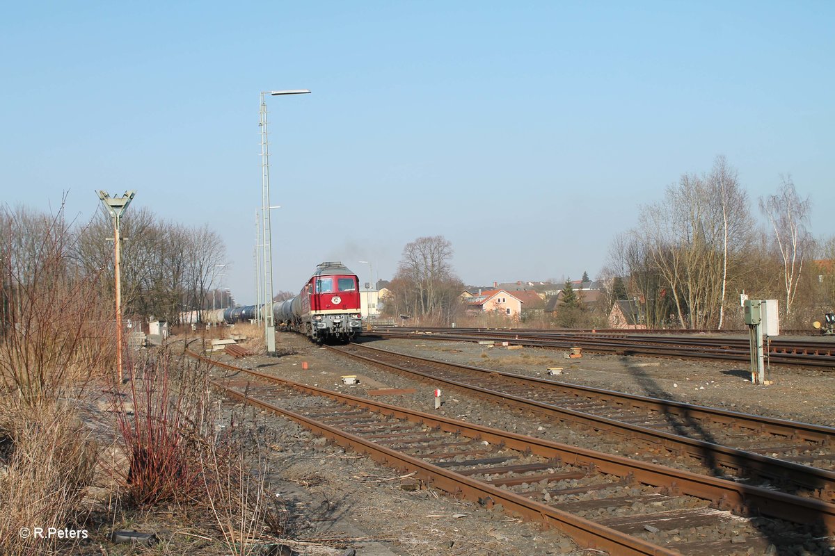 132 158 zieht nun beide Kesselzugteile aus dem Tanklager heraus in Marktredwitz. 18.03.16