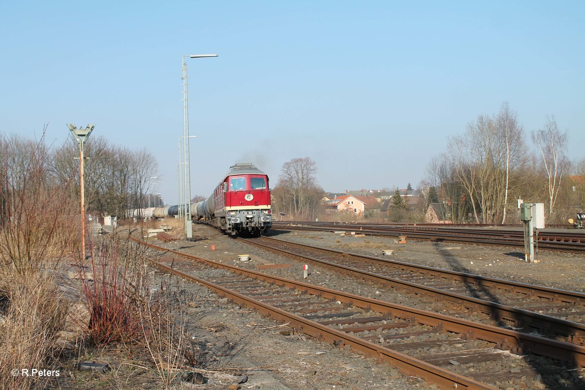 132 158 zieht nun beide Kesselzugteile aus dem Tanklager heraus in Marktredwitz. 18.03.16