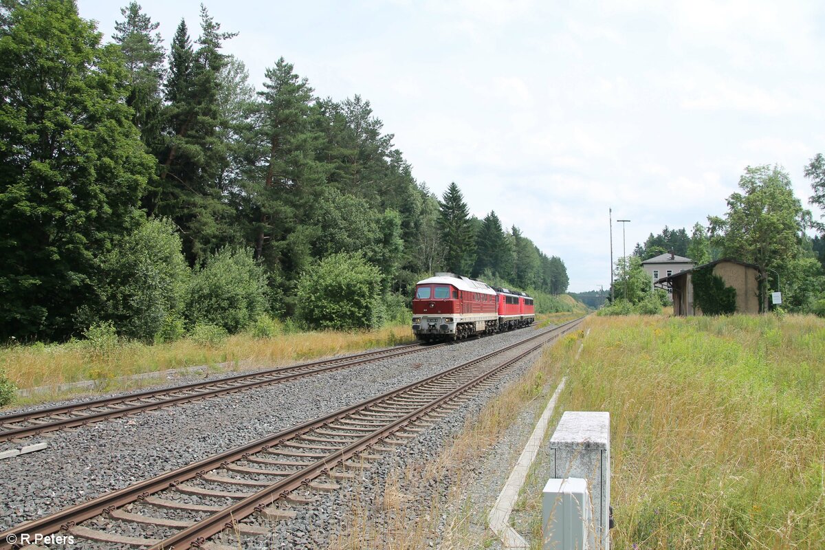 132 426 überführt 140 808 und 140 855 von Nürnberg nach Chemnitz durchfahrt Röslau. 13.07.21