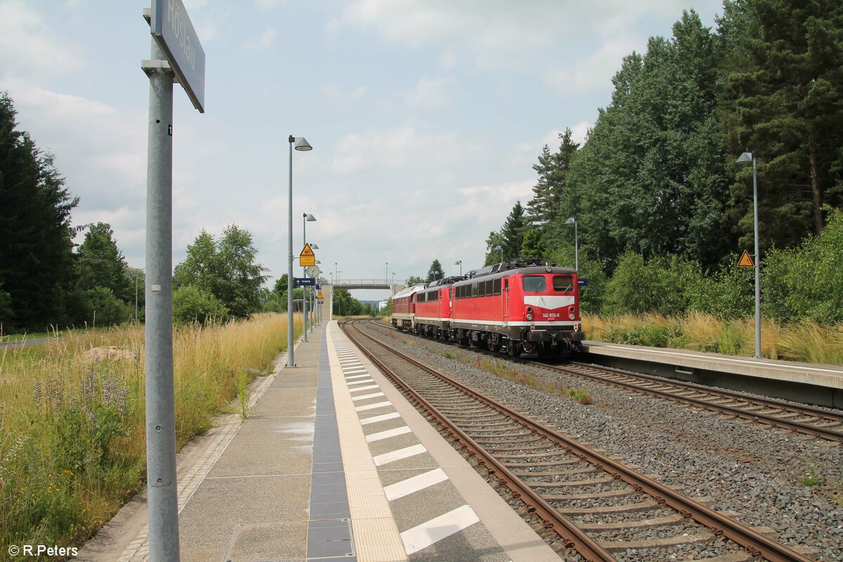 132 426 überführt 140 808 und 140 855 von Nürnberg nach Chemnitz durchfahrt Röslau. 13.07.21