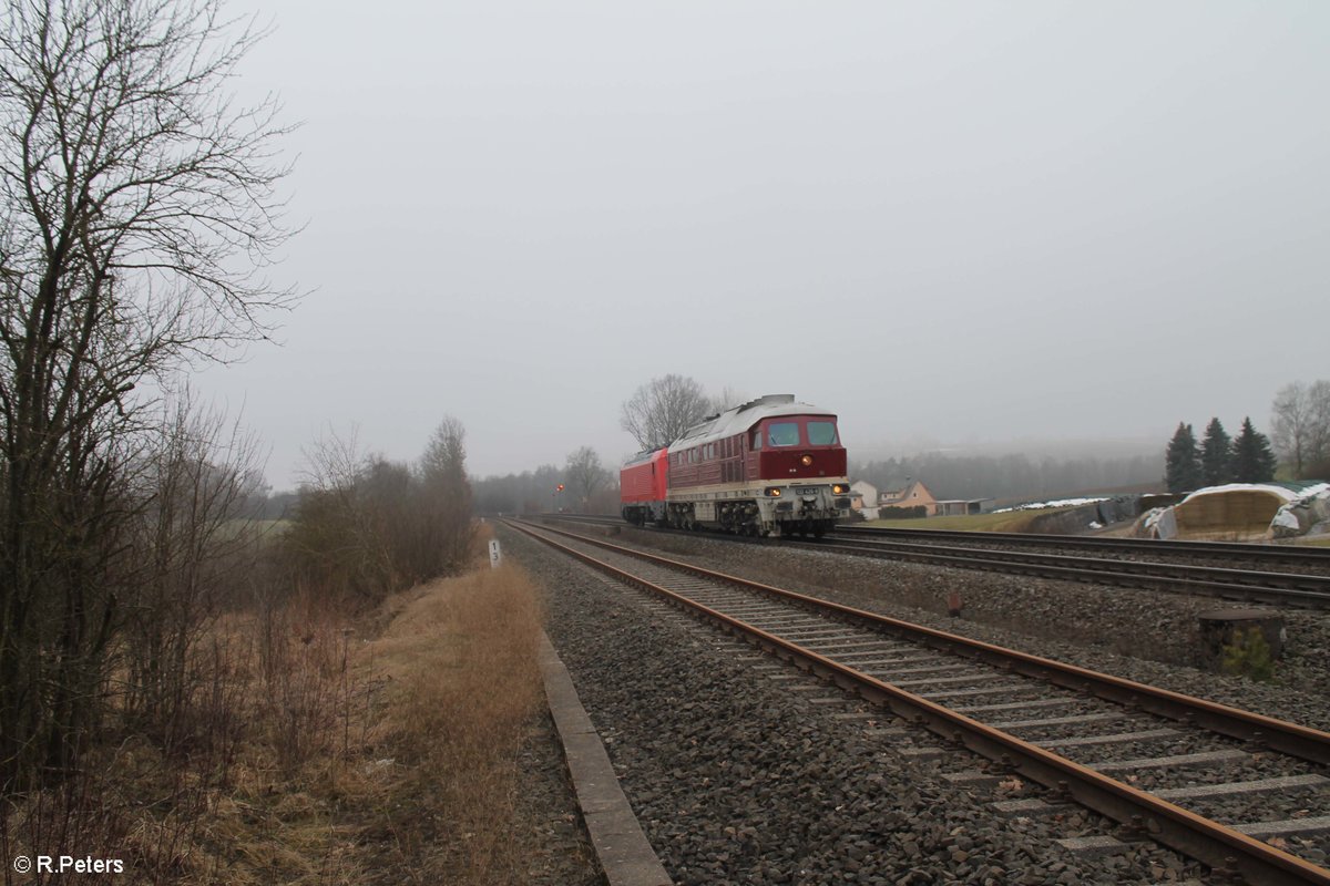 132 426 überführt von München Pasing die 102 004 nach Cheb, hier bei Wiesau. 22.02.21