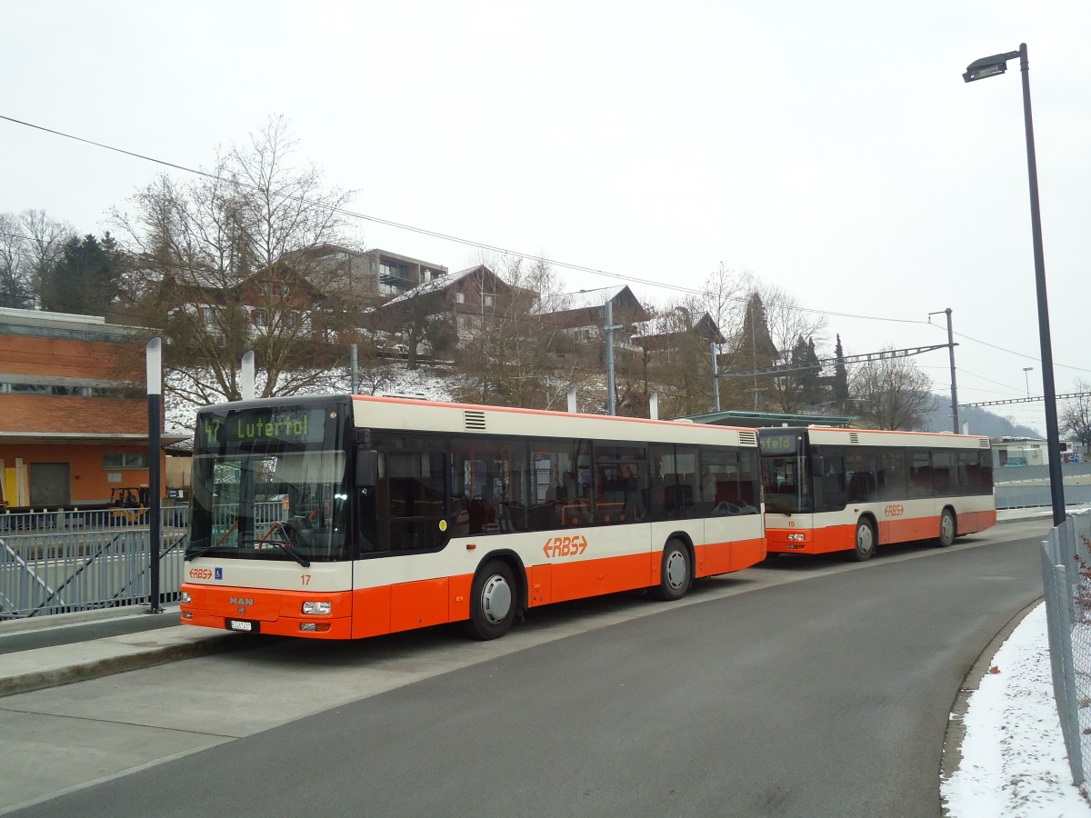 (132'414) - RBS Worblaufen - Nr. 17/BE 467'417 - MAN am 24. Januar 2011 beim Bahnhof Bolligen